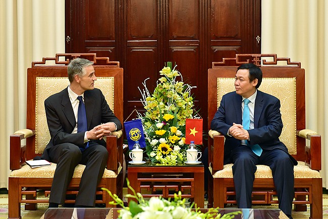 Phó Thủ tướng Kl993 ưu đãi thưởng hấp dẫn Vương Đình Huệ tiếp ông John Nelmes. Ảnh: VGP/Thành Chung.