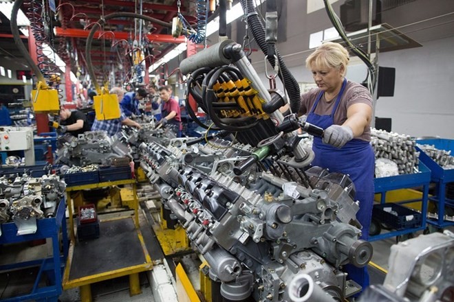 Nữ công nhân Nga làm việc trên dây chuyền Kl994 nhà cái bóng đá world cup tại nhà máy OAO KamAZ. (Nguồn: wsj.com)