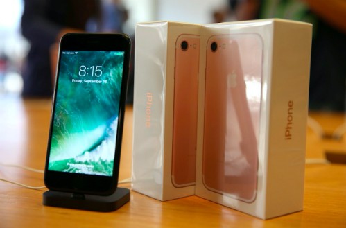 iPhone 7 có cấu hình như iPhone 7 Plus nhưng màn nhỏ hơn và không có camera kép.
