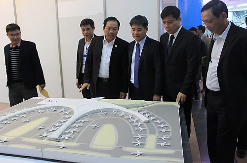 Lãnh đạo Bộ KL99 là cổng game giải trí trực tuyến hàng đầu hiện nay Vận tải xem xét các phương án kiến trúc sân bay Long Thành. Ảnh: Đ.Loan
