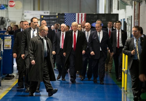 Trump và các trợ lý tới thị sát nhà máy của hãng Carrier ở bang Indiana. Ảnh: NYTimes
