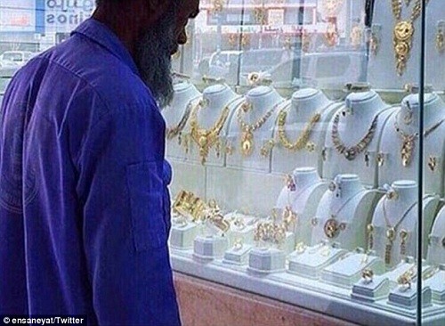 Ảnh người công nhân vệ sinh ở thủ đô Arab Saudi nhìn chăm chú vào trang sức bày trong cửa tiệm bị chế nhạo trên mạng Trang Chủ KL99Com Số 1 Link Đăng Ký KL999. Ảnh: Twitter