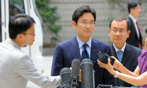 Lee Jae-yong (giữa) là con trai của chủ tịch Kl994 game bài casino hấp dẫn Samsung. Ảnh: AFP