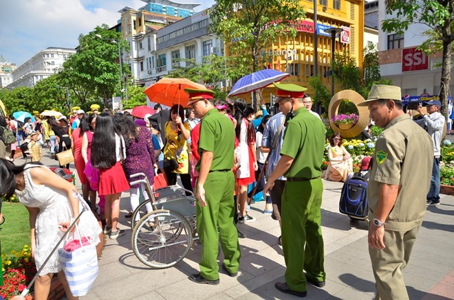 Lực lượng chức năng làm nhiệm vụ tại đường hoa Nguyễn Huệ. Ảnh: N.T.
