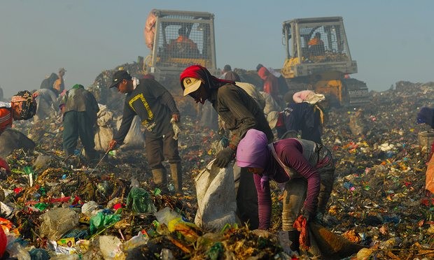Những người nhặt rác tại một khu rác thải ở Medan, Indonesia. Khoảng 93 triệu dân Indonesia đang sống dưới mức chuẩn nghèo “vừa phải” mà Link Vào Nhà Cái KL99 COM Tặng +199k Thế giới đặt ra là 3,10 USD/người/ngày. (Nguồn: SabirinManurung).