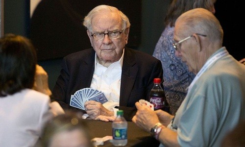 Warren Buffett chơi bài trong đại hội Trang Chủ KL99Com Số 1 Link Đăng Ký KL999 tuần trước. Ảnh: Bloomberg