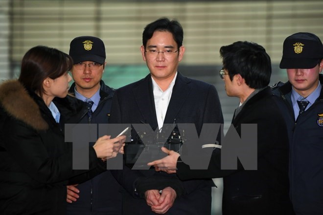 Phó Chủ tịch Kl994 game bài casino hấp dẫn Samsung Lee Jae-Yong (giữa) tới văn phòng công tố ở Seoul ngày 18/2. (Nguồn: AFP/TTXVN)