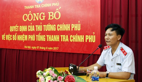 Phó tổng thanh tra Kl993 ưu đãi thưởng hấp dẫn Bùi Ngọc Lam trong lễ công bố quyết định ngày 7/8. Ảnh: Thanhtra.gov