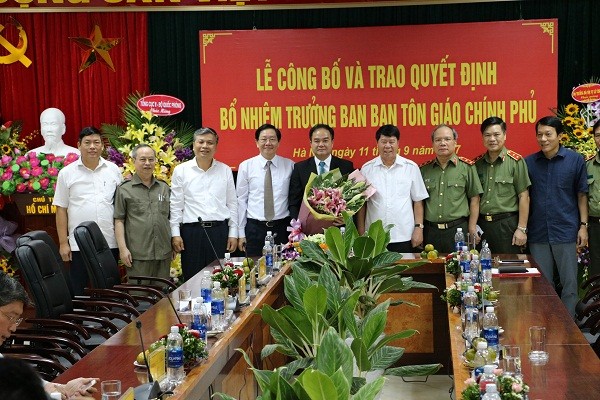 Lãnh đạo Bộ Nội vụ, Bộ Công an chúc mừng tân Trưởng Ban Tôn giáo Kl993 ưu đãi thưởng hấp dẫn. Ảnh BTGCP
