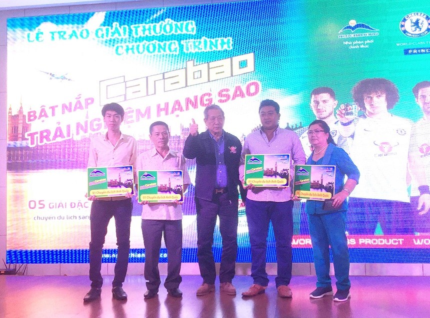 Đại diện của Kl994 game bài casino hấp dẫn Carabao trao giải thưởng cho khách hàng may mắn trúng giải trong chương trình “Bật nắp Carabao trải nghiệm hạng sao”.