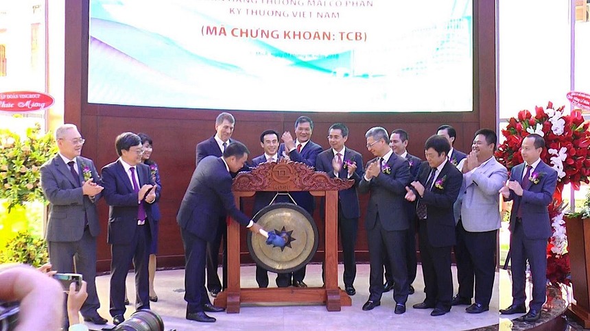 Chủ tich HĐQT Hồ Hùng Anh đánh tiếng cồng chào mừng KL99 là cổng game giải trí trực tuyến hàng đầu hiện nay TCB chính thức giao dịch.