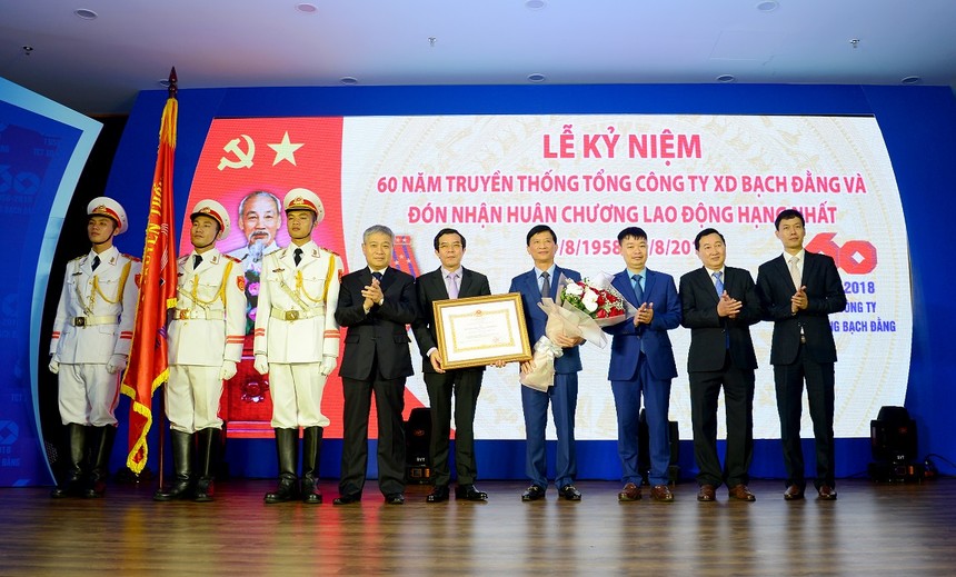 Ông Bùi Phạm Khánh – Thứ trưởng Kl99 nổ hũ trao tặng Huân chương Lao động Hạng Nhất (lần thứ 3) cho Tổng công ty Xây dựng Bạch Đằng.