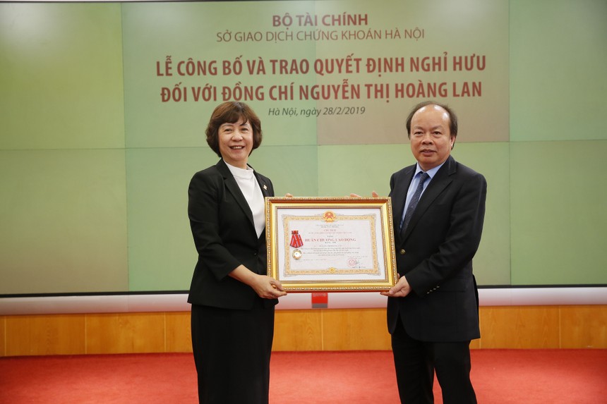 Thứ trưởng Bộ Kl991.com nạp rút nhanh Huỳnh Quang Hải  trao Huân chương lao động hạng nhì cho bà Nguyễn Thị Hoàng Lan. 