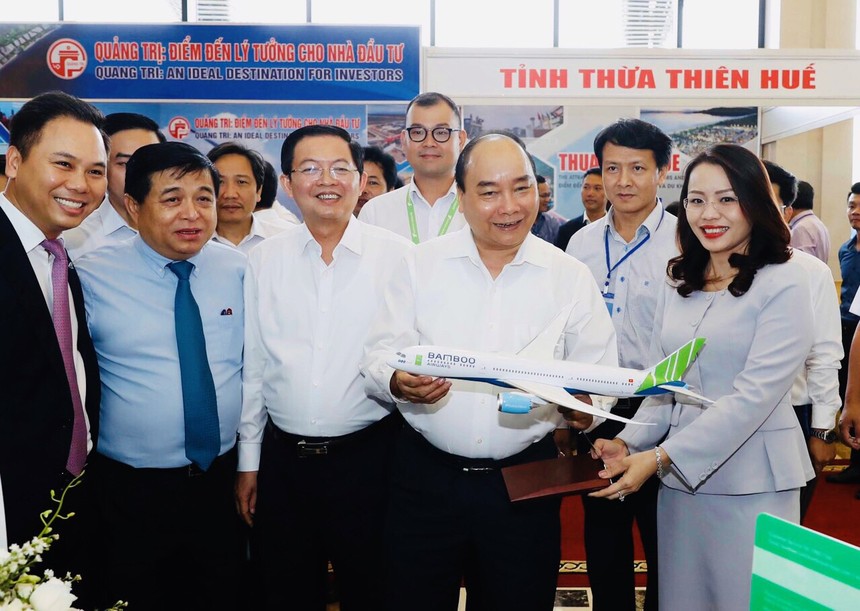 Thủ tướng Kl993 ưu đãi thưởng hấp dẫn thăm gian hàng của hãng hàng không Bamboo Airways tại Hội nghị (Ảnh:TTX).