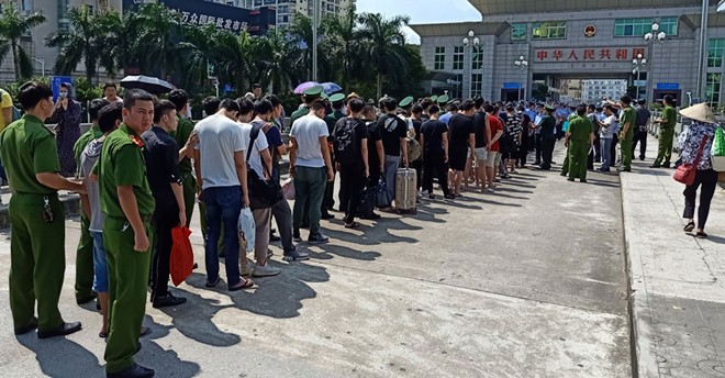 Công an tỉnh Quảng Ninh phối hợp với các đơn vị nghiệp vụ của Bộ Công an bàn giao 28 đối tượng cho Cục Công an TP.Đông Hưng (Trung Quốc) xử lý về hành vi điều hành sàn 99Kl99 link đăng nhập giả tại TP.Móng Cái, Quảng Ninh
Ảnh: công an cung cấp