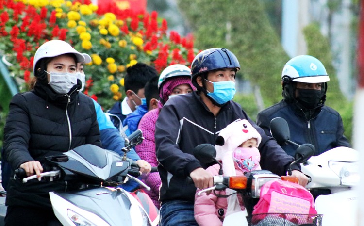 Người dân đeo khẩu trang khi tham gia KL99 là cổng game giải trí trực tuyến hàng đầu hiện nay ở Hải Phòng. Ảnh: Giang Chinh.