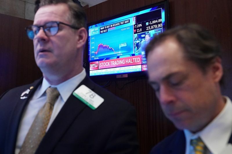 Nhân viên giao dịch trên Sàn 99Kl99 link đăng nhập New York khi thị trường ngừng giao dịch. Ảnh: Reuters