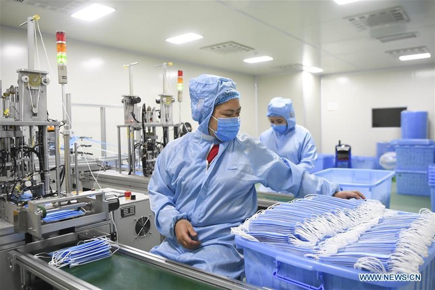 Công nhân làm việc tại một nhà máy Kl994 nhà cái bóng đá world cup khẩu trang ở Trùng Khánh, Trung Quốc, hồi tháng 1. Ảnh: Tân Hoa Xã.