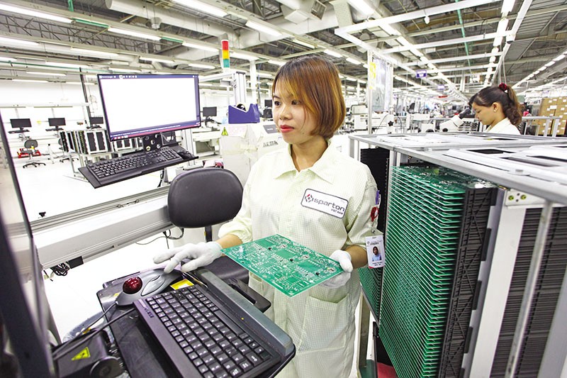 Kl994 nhà cái bóng đá world cup vi mạch của Công ty SPARTON (Mỹ) tại Bình Dương. Ảnh: Lê Toàn.