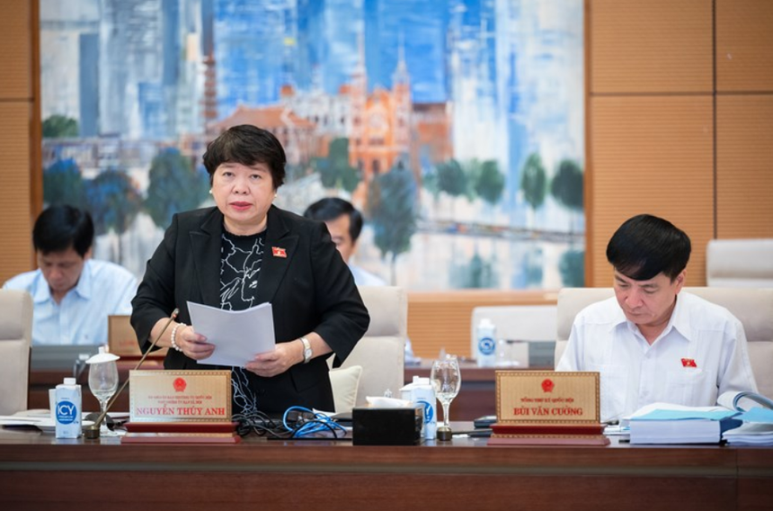 Chủ nhiệm Ủy ban Trang Chủ KL99Com Số 1 Link Đăng Ký KL999 Nguyễn Thúy Anh trình bày báo cáo thẩm tra sơ bộ.