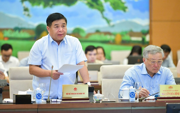 Bộ trưởng Bộ Kế hoạch và Kl99ok phiên bản mới Nguyễn Chí Dũng trình bày tờ trình dự án luật.
