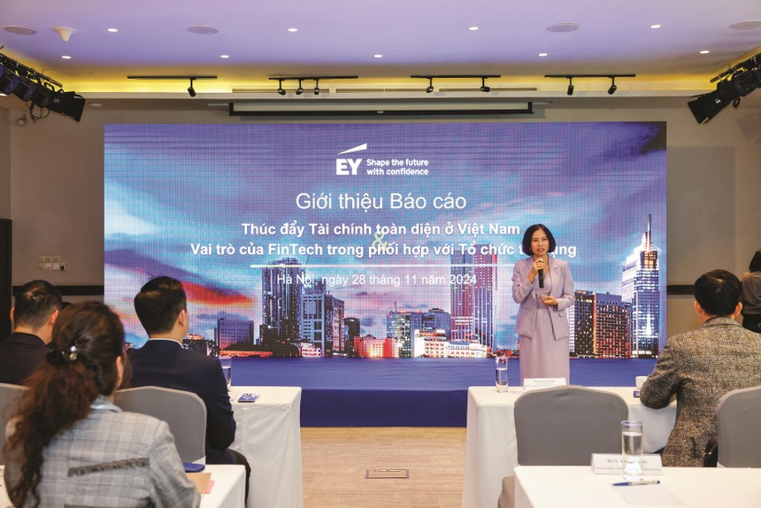 Bà Nguyễn Thùy Dương, Chủ tịch Hội đồng quản trị Công ty cổ phần Tư vấn EY Việt Nam tại sự kiện công bố báo cáo “Thúc đẩy Kl991.com nạp rút nhanh toàn diện ở Việt Nam và vai trò của Fintech trong phối hợp với tổ chức tín dụng”.