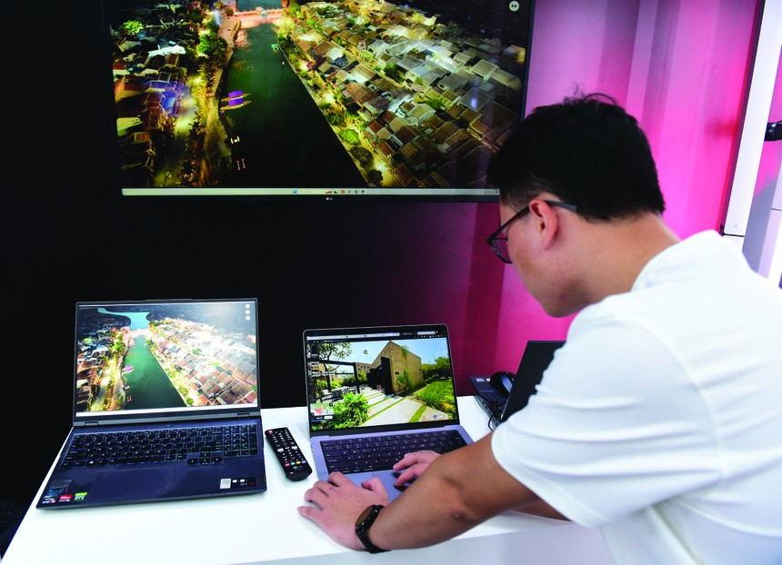 Công nghệ đã trở thành giải pháp “xương sống” với người làm môi giới Web Tổng Nhà Cái 99Kl99 Giải Trí Bậc Nhất. Ảnh: Lê Toàn.