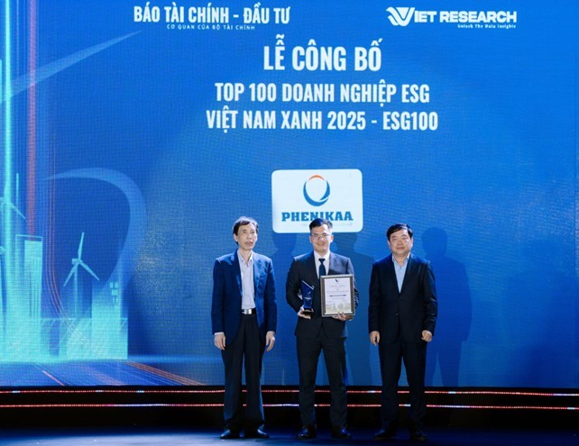 Ông Đồng Quang Thức – Giám đốc Ban ESG Kl994 game bài casino hấp dẫn Phenikaa, Phó tổng Giám đốc Vicostone nhận bằng khen từ chương trình.