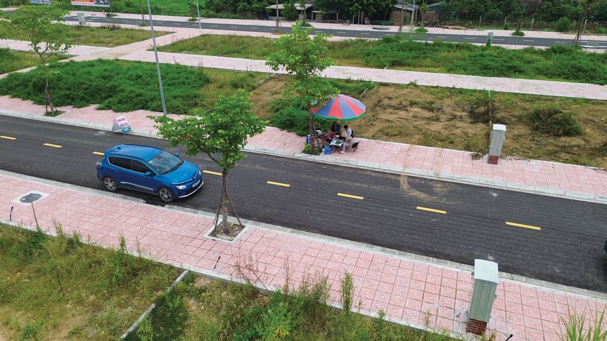 Nhà Kl99ok phiên bản mới đi xem đất vùng ven. Ảnh: Dũng Minh.