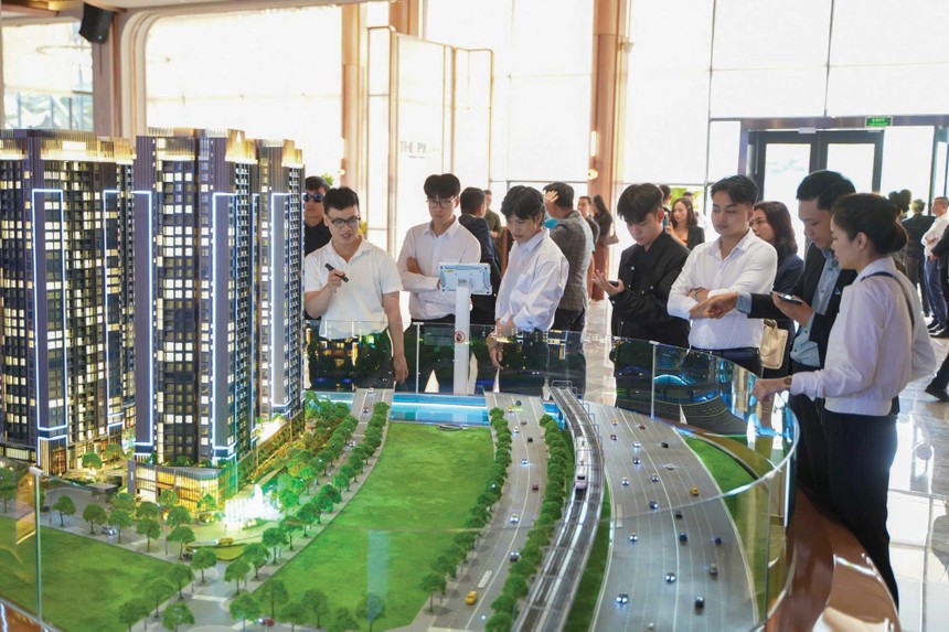 Môi giới của Dat Xanh Services giới thiệu sản phẩm cho khách hàng.