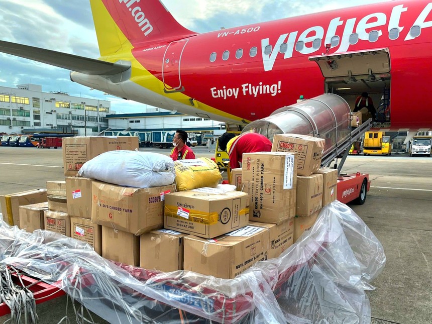 Hàng trăm thùng hàng cứu trợ của người dân cả nước được Vietjet vận chuyển đến vùng bão lũ những ngày qua.