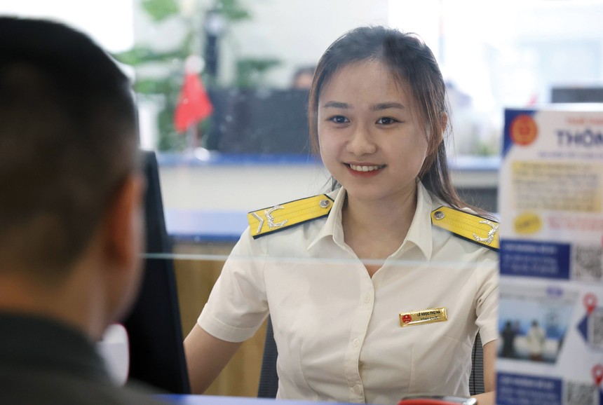 Cán bộ thuế tư vấn, tuyên truyền về chính sách thuế mới cho hộ Kl992 VIP Trang Chủ 2026.