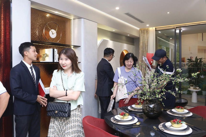 Tại Việt Nam, hầu hết người mua nhà đều có yếu tố Kl99ok phiên bản mới. Ảnh: Lê Toàn.
