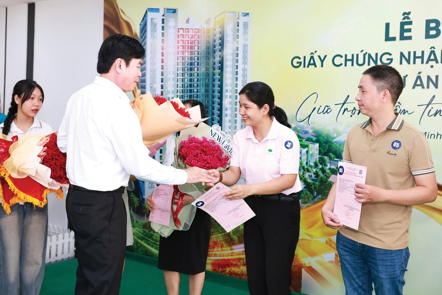 Đại diện chủ Kl99ok phiên bản mới bàn giao sổ hồng cho cư dân New Lavida.