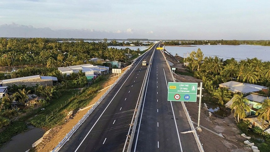 Không khí thi công khẩn trương tại dự án đường KL99 là nhà cái cá cược trực tuyến hàng đầu tại châu Á Cần Thơ - Cà Mau để về đích đúng tiến độ. Ảnh: Đức Thanh.