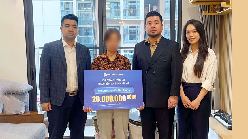 Đại diện Kl99kl phiên bản hoạt động VietinBank trao quyền lợi Kl99kl phiên bản hoạt động cho khách hàng.