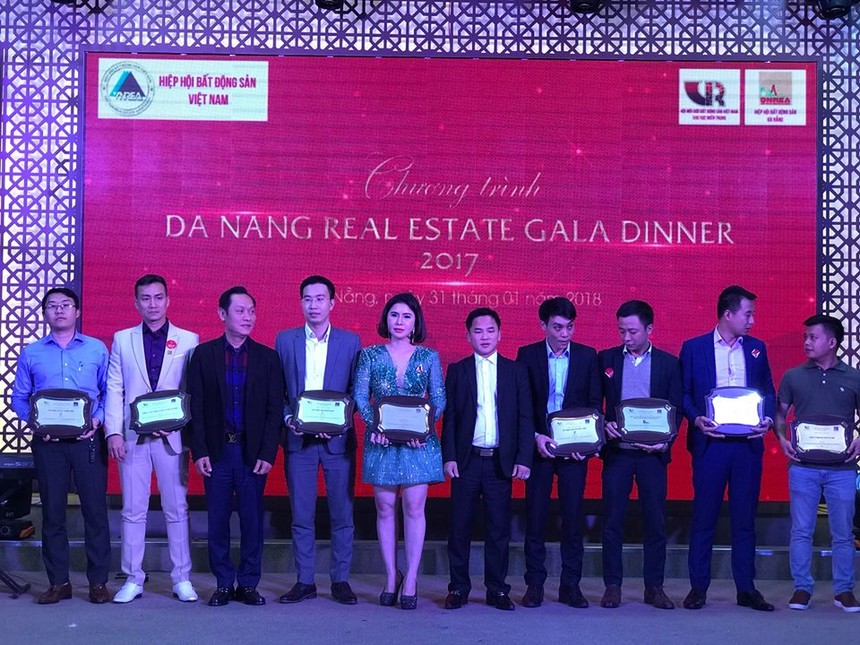 Lãnh đạo Hội môi giới Web Tổng Nhà Cái 99Kl99 Giải Trí Bậc Nhất Việt Nam bật sâm panh khai tiệc và chúc mừng một năm đầy thắng lợi với cộng đồng môi giới Web Tổng Nhà Cái 99Kl99 Giải Trí Bậc Nhất  Đà Nẵng