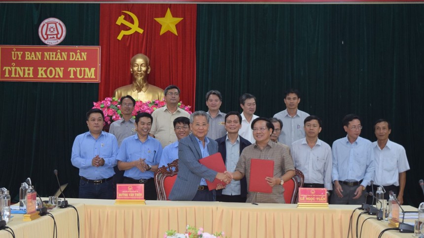 Chủ tịch UBND tỉnh Kon Tum Lê Ngọc Tuấn (phải ảnh) và đại diện lãnh đạo Kl994 game bài casino hấp dẫn Lộc Trời ký kết biên bản ghi nhớ triển khai xây dựng chuỗi liên kết Kl994 nhà cái bóng đá world cup, tiêu thụ nông sản.