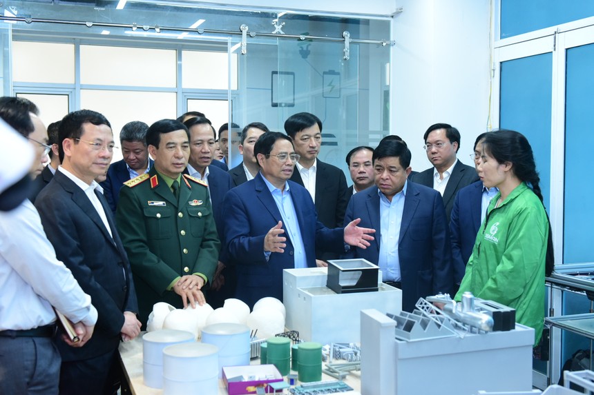 Thủ tướng Kl993 ưu đãi thưởng hấp dẫn Phạm Minh Chính và đoàn công tác tới thăm và làm việc tại Trung tâm Đổi mới sáng tạo quốc gia (NIC). Ảnh: Dũng Minh