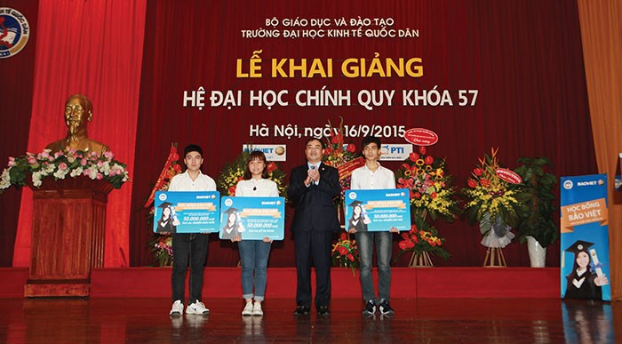 Ông Nguyễn Quang Phi, Tổng giám đốc Kl994 game bài casino hấp dẫn Bảo Việt trao tặng học bổng cho các thủ khoa Trường đại học Kl992 cổng game cá cược Quốc dân