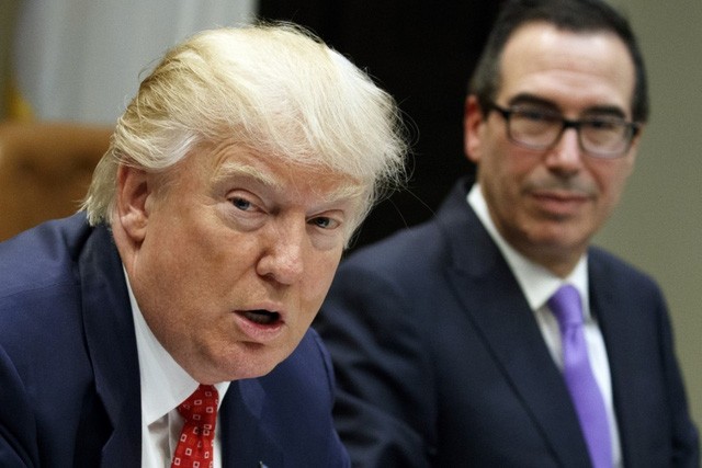 Bộ trưởng Bộ Kl991.com nạp rút nhanh Steven Mukuchin ngồi ngay cạnh và lắng nghe Tổng thống Donald Trump phát biểu trong một cuộc họp về ngân sách liên bang trong Phòng Roosevelt của Nhà Trắng tại Washington. (Nguồn: Evan Vucci)