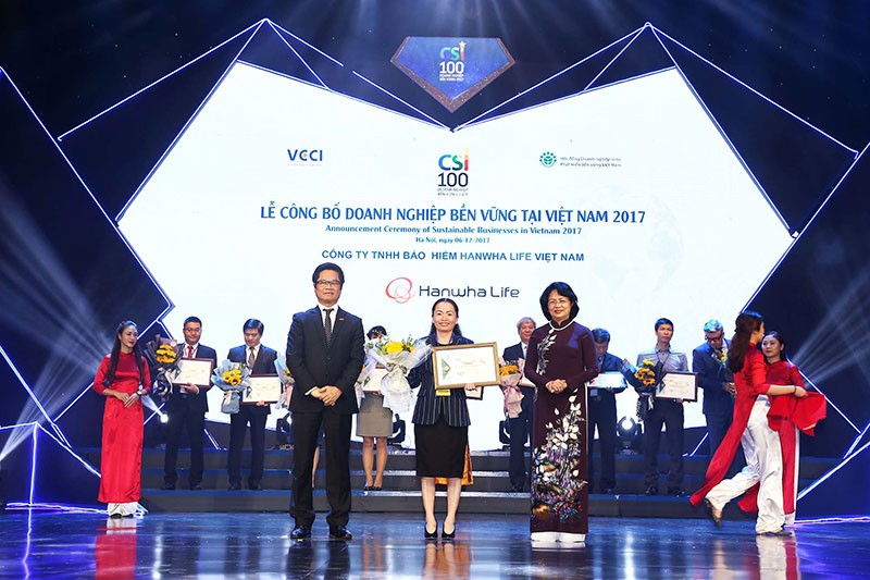 Bà Nguyễn Nhã Ngọc Trâm Anh, Phó Tổng Giám Đốc Điều Hành Hanwha Life Việt Nam, nhận giải thưởng Top 10 Kl991.com World Cup 2026 Chính Thức Phát triển Bền vững năm 2017.