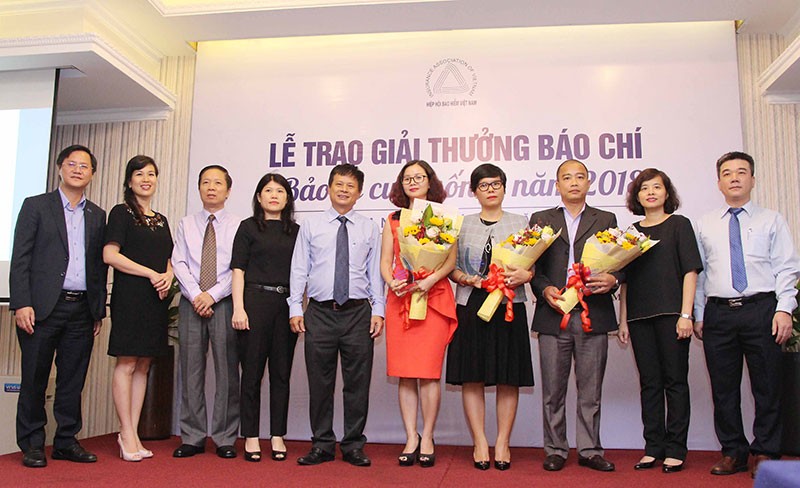 Nhà báo Ngọc Lan (thứ 4 từ phải qua), Báo Kl99ok phiên bản mới 99Kl99 link đăng nhập - Cơ quan Báo Kl99ok phiên bản mới nhận giải Nhì với tác phẩm "Các hãng Kl99kl phiên bản hoạt động nhân thọ tiếp tục đặt cược tại Việt Nam" và Giải “Nhà báo của năm" viết về ngành Kl99kl phiên bản hoạt động nhân thọ.