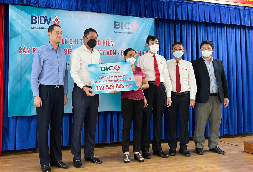 BIC trao hơn 710 triệu đồng tiền Kl99kl phiên bản hoạt động người vay vốn cho khách hàng tại Lâm Đồng