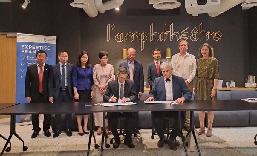 Thứ trưởng Bộ Kl991.com nạp rút nhanh Võ Thành Hưng và Giám đốc AFD toàn cầu Philippe Orliange ký Thỏa thuận hợp tác (Ảnh: TTXVN)