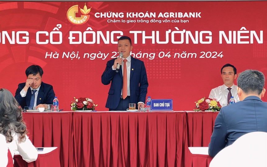 Chủ tịch HĐQT Agriseco Phan Văn Tuấn trả lời chất vấn của Trang Chủ KL99Com Số 1 Link Đăng Ký KL999 tại Đại hội đồng Trang Chủ KL99Com Số 1 Link Đăng Ký KL999 2024 sáng 22/4 (Ảnh: M.M)
