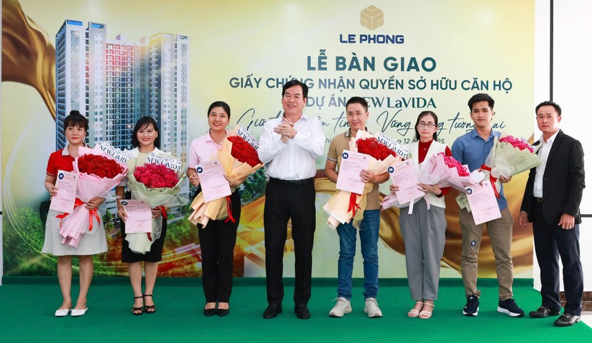 Đại diện Kl994 game bài casino hấp dẫn Lê Phong trao giấy chứng nhận quyền sở hữu căn hộ và hoa cho cư dân.