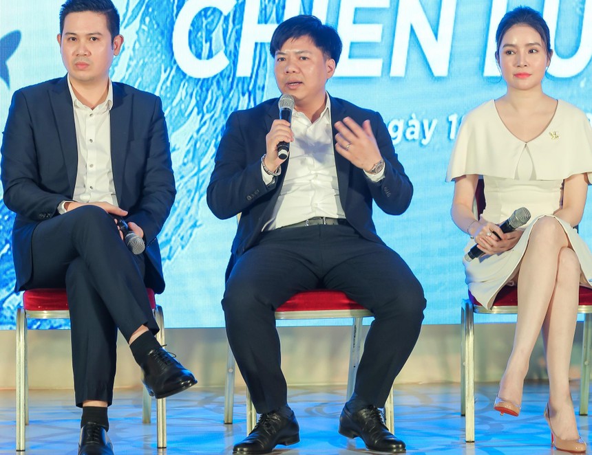 Shark Nguyễn Ngọc Thủy (giữa) đã Kl99ok phiên bản mới tổng số tiền hơn 74 tỷ đồng vào các startup trong Shark Tank