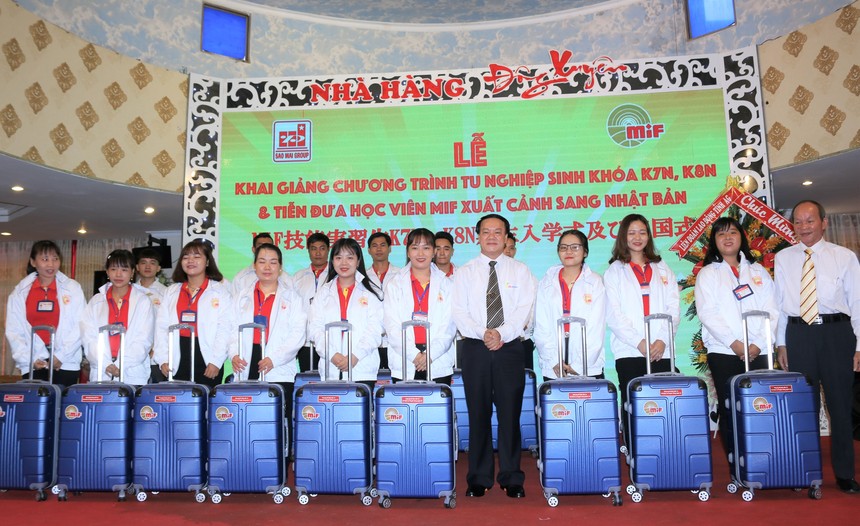 Ông Lê Thanh Thuấn, Chủ tịch Kl994 game bài casino hấp dẫn Sao Mai và lãnh đạo MIF tặng quà cho các thực tập sinh được đưa sang Nhật làm việc