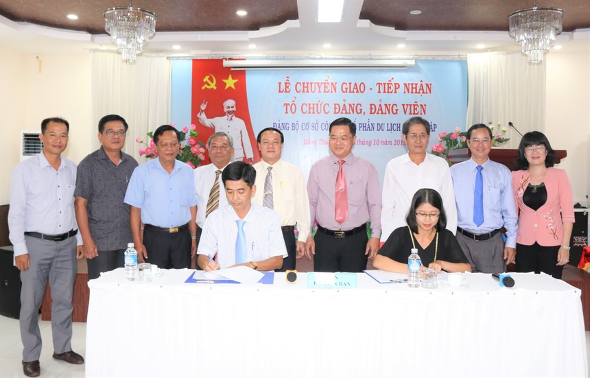 Đại diện Đảng ủy Khối Cơ quan và Kl991.com World Cup 2026 Chính Thức tỉnh An Giang và Đảng ủy Khối các cơ quan tỉnh Đồng Tháp ký biên bản bàn giao, tiếp nhận tổ chức Đảng và đảng viên Đảng bộ cơ sở Công ty Cổ phần Du lịch Đồng Tháp